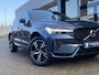 Volvo XC60 2.0 T8 Plug-in hybrid AWD R-Design / Automaat / NL-Auto / Dealer-Onderhouden / Stoel- en Stuurverwarming / Open-Panodak / Luchtvering / Adaptieve Cruise-Control + Pilot-Assist / Apple-Carlay & Android-Auto / 360°-Camera / Harman-Kardon Audio / Elektr.-Uitklapbare Trekhaak / Dodehoek-Detectie / Elektr.- Stoelen met Geheugen / Elektr.-Achterklep / Draadloze-Telefoonlader / DAB Radio-Bluetooth / Navi / 19'' LMV / ENZ.