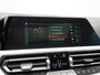 BMW 3-Serie 318i M Sport Shadow 156pk Dealer O.H | Panodak | Alcantara Sportstoelen Verwarmd | Camera & Parkassist | Keyless | Hifi Audio | Apple Carplay | 18"L.M | Sfeerverlichting |