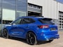 Ford Kuga 2.5 PHEV ST-Line X 243PK Black Edition Panodak Elek. Trekhaak Winterpack Adaptieve Cruise 2100KG Trekgewicht AGR-Stoelen 20'' Zwarte Velgen Blind-Spot Camera Head-Up Keyless Climate *Full-Options*