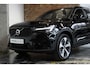 Volvo XC40 B4 Plus Dark | Trekhaak Semi-elektrisch | Adaptieve Cruise Control | Pilot Assist | Verwarmbare voorstoelen | Verwarmbaar stuurwiel | Blind Spot Information System | Verwarmbare voorruit | Parkeercamera | Parkeersensoren voor + achter |