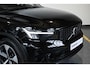 Volvo XC40 B4 Plus Dark | Trekhaak Semi-elektrisch | Adaptieve Cruise Control | Pilot Assist | Verwarmbare voorstoelen | Verwarmbaar stuurwiel | Blind Spot Information System | Verwarmbare voorruit | Parkeercamera | Parkeersensoren voor + achter |