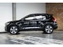Volvo XC40 B4 Plus Dark | Trekhaak Semi-elektrisch | Adaptieve Cruise Control | Pilot Assist | Verwarmbare voorstoelen | Verwarmbaar stuurwiel | Blind Spot Information System | Verwarmbare voorruit | Parkeercamera | Parkeersensoren voor + achter |