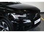 Volvo XC40 B4 Plus Dark | Trekhaak Semi-elektrisch | Adaptieve Cruise Control | Pilot Assist | Verwarmbare voorstoelen | Verwarmbaar stuurwiel | Blind Spot Information System | Verwarmbare voorruit | Parkeercamera | Parkeersensoren voor + achter |