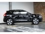 Volvo XC40 B4 Plus Dark | Trekhaak Semi-elektrisch | Adaptieve Cruise Control | Pilot Assist | Verwarmbare voorstoelen | Verwarmbaar stuurwiel | Blind Spot Information System | Verwarmbare voorruit | Parkeercamera | Parkeersensoren voor + achter |