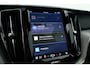 Volvo XC60 2.0 T6 Plug-in hybrid AWD Plus Dark | Trekhaak | Pano | ACC | Blis | H&K Audio | Sport stoelen | stoel&stuur Verw. |