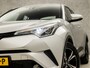 Toyota C-HR 1.8 Hybrid Sport Automaat (NAVIGATIE, CAMERA, TREKHAAK, KEYLESS, SPORTSTOELEN, XENON, ADAPTIVE CRUISE, NIEUWE APK, NIEUWSTAAT)