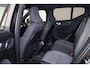 Volvo XC40 B3 Plus Black Edition - IntelliSafe Assist & Surround - 360º Camera - Harman/Kardon audio - Verwarmde voorstoelen & stuur - Parkeersensoren voor & achter - Elektr. bedienb. voorstoelen met geheugen links - Draadloze tel. lader - Extra getint glas - 20' LMV