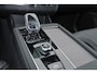Volvo XC90 T8 Recharge AWD Ultra Dark - Luchtvering - Panorama/schuifdak - IntelliSafe Assist & Surround - 360º Camera - Bowers & Wilkins audio - Adaptieve LED koplampen - Verwarmde voorstoelen, stuur & achterbank - Parkeersensoren voor & achter - Elektr. bedienb. voorstoelen met geheugen - Geventileerde voorstoelen - Head up display - Draadloze tel. lader - Extra getint glas - Elektr. inklapbare trekhaak - 22' LMV