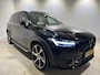 Volvo XC90 2.0 T8 Recharge AWD R-Design | Navigatie/Android/Apple Carplay | LM Velgen 22" | Luchtvering | Voorstoelen/Achterbank Verwarmd | Cruise Control Adaptief | Airco |