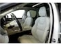 Volvo XC60 2.0 Recharge T6 AWD 293kW/399pk Aut8 Ultra Dark PARELMOER LAK + PANORAMADAK + HARMAN/KARDON + EL.TREKHAAK + PILOT ASSIST + 360 CAMERA + STOELMASSAGE&-KOELING + STUUR-&STOELVERWARMING + HEAD-UP + FULL LED + PARKSENSOREN + 21" LM-VELGEN!!