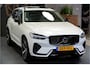 Volvo XC60 2.0 Recharge T6 AWD 293kW/399pk Aut8 Ultra Dark PARELMOER LAK + PANORAMADAK + HARMAN/KARDON + EL.TREKHAAK + PILOT ASSIST + 360 CAMERA + STOELMASSAGE&-KOELING + STUUR-&STOELVERWARMING + HEAD-UP + FULL LED + PARKSENSOREN + 21" LM-VELGEN!!