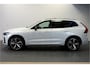 Volvo XC60 2.0 Recharge T6 AWD 293kW/399pk Aut8 Ultra Dark PARELMOER LAK + PANORAMADAK + HARMAN/KARDON + EL.TREKHAAK + PILOT ASSIST + 360 CAMERA + STOELMASSAGE&-KOELING + STUUR-&STOELVERWARMING + HEAD-UP + FULL LED + PARKSENSOREN + 21" LM-VELGEN!!