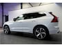 Volvo XC60 2.0 Recharge T6 AWD 293kW/399pk Aut8 Ultra Dark PARELMOER LAK + PANORAMADAK + HARMAN/KARDON + EL.TREKHAAK + PILOT ASSIST + 360 CAMERA + STOELMASSAGE&-KOELING + STUUR-&STOELVERWARMING + HEAD-UP + FULL LED + PARKSENSOREN + 21" LM-VELGEN!!