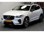 Volvo XC60 2.0 Recharge T6 AWD 293kW/399pk Aut8 Ultra Dark PARELMOER LAK + PANORAMADAK + HARMAN/KARDON + EL.TREKHAAK + PILOT ASSIST + 360 CAMERA + STOELMASSAGE&-KOELING + STUUR-&STOELVERWARMING + HEAD-UP + FULL LED + PARKSENSOREN + 21" LM-VELGEN!!