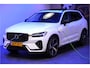 Volvo XC60 2.0 Recharge T6 AWD 293kW/399pk Aut8 Ultra Dark PARELMOER LAK + PANORAMADAK + HARMAN/KARDON + EL.TREKHAAK + PILOT ASSIST + 360 CAMERA + STOELMASSAGE&-KOELING + STUUR-&STOELVERWARMING + HEAD-UP + FULL LED + PARKSENSOREN + 21" LM-VELGEN!!