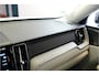 Volvo XC60 2.0 Recharge T6 AWD 293kW/399pk Aut8 Ultra Dark PARELMOER LAK + PANORAMADAK + HARMAN/KARDON + EL.TREKHAAK + PILOT ASSIST + 360 CAMERA + STOELMASSAGE&-KOELING + STUUR-&STOELVERWARMING + HEAD-UP + FULL LED + PARKSENSOREN + 21" LM-VELGEN!!