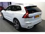Volvo XC60 2.0 Recharge T6 AWD 293kW/399pk Aut8 Ultra Dark PARELMOER LAK + PANORAMADAK + HARMAN/KARDON + EL.TREKHAAK + PILOT ASSIST + 360 CAMERA + STOELMASSAGE&-KOELING + STUUR-&STOELVERWARMING + HEAD-UP + FULL LED + PARKSENSOREN + 21" LM-VELGEN!!