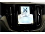 Volvo XC60 2.0 Recharge T6 AWD 293kW/399pk Aut8 Ultra Dark PARELMOER LAK + PANORAMADAK + HARMAN/KARDON + EL.TREKHAAK + PILOT ASSIST + 360 CAMERA + STOELMASSAGE&-KOELING + STUUR-&STOELVERWARMING + HEAD-UP + FULL LED + PARKSENSOREN + 21" LM-VELGEN!!