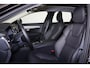 Volvo V90 T6 Recharge AWD Ultra Dark - Panorama/schuifdak - IntelliSafe Assist & Surround - 360º Camera - Harman/Kardon audio - Adaptieve LED koplampen - Verwarmde voorstoelen, stuur & achterbank - Parkeersensoren voor & achter - Elektr. bedienb. voorstoelen met geheugen - Head up display - Elektr. inklapbare trekhaak - 19' LMV