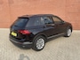 Volkswagen Tiguan 1.5 TSI 150pk DSG Life Panoramadak Navigatie d.m.v. Apple Carplay Android Auto Parkeersensoren Adaptive Cruise Control Stoel- en stuurverwarming Ledverlichting Getinte ramen Climate Control
