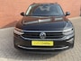 Volkswagen Tiguan 1.5 TSI 150pk DSG Life Panoramadak Navigatie d.m.v. Apple Carplay Android Auto Parkeersensoren Adaptive Cruise Control Stoel- en stuurverwarming Ledverlichting Getinte ramen Climate Control