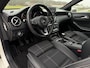 Mercedes-Benz A-klasse 180 AMG-Line / Panoramadak / H-Leder / Stoelverwarming / 18" Velgen / Clima / 6 Versnellingen / PDC / LED /