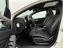 Mercedes-Benz A-klasse 180 AMG-Line / Panoramadak / H-Leder / Stoelverwarming / 18" Velgen / Clima / 6 Versnellingen / PDC / LED /