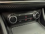 Mercedes-Benz A-klasse 180 AMG-Line / Panoramadak / H-Leder / Stoelverwarming / 18" Velgen / Clima / 6 Versnellingen / PDC / LED /