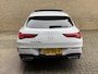 Mercedes-Benz CLA Shooting Brake 250 e AMG Line | Panoramadak | Camera | Navigatie | Apple CarPlay / Android Auto | Sportstoelen | Adaptieve cruise | Lane assist | Head up display | Sfeerverlichting | Stoelverwarming | LED | DAB | Keyless | Volledig onderhouden!
