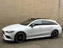 Mercedes-Benz CLA Shooting Brake 250 e AMG Line | Panoramadak | Camera | Navigatie | Apple CarPlay / Android Auto | Sportstoelen | Adaptieve cruise | Lane assist | Head up display | Sfeerverlichting | Stoelverwarming | LED | DAB | Keyless | Volledig onderhouden!