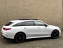 Mercedes-Benz CLA Shooting Brake 250 e AMG Line | Panoramadak | Camera | Navigatie | Apple CarPlay / Android Auto | Sportstoelen | Adaptieve cruise | Lane assist | Head up display | Sfeerverlichting | Stoelverwarming | LED | DAB | Keyless | Volledig onderhouden!