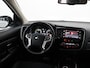 Mitsubishi Outlander 2.0 PHEV Pure stuur en stoel-verw, airco, navi, aklep-autom, lane contr, cruisecont, half leer, arijcam, Apple Carplay/Android Auto, De Mitsubishi Outlander 2.0 PHEV Pure (2018, automaat) is een praktische en comfortabele plug-in hybride SUV die ideaal is voor zowel dagelijkse ritten als langere vakantietochten. Dankzij de
