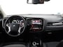 Mitsubishi Outlander 2.0 PHEV Pure stuur en stoel-verw, airco, navi, aklep-autom, lane contr, cruisecont, half leer, arijcam, Apple Carplay/Android Auto, De Mitsubishi Outlander 2.0 PHEV Pure (2018, automaat) is een praktische en comfortabele plug-in hybride SUV die ideaal is voor zowel dagelijkse ritten als langere vakantietochten. Dankzij de