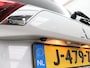 Mitsubishi Outlander 2.0 PHEV Pure stuur en stoel-verw, airco, navi, aklep-autom, lane contr, cruisecont, half leer, arijcam, Apple Carplay/Android Auto, De Mitsubishi Outlander 2.0 PHEV Pure (2018, automaat) is een praktische en comfortabele plug-in hybride SUV die ideaal is voor zowel dagelijkse ritten als langere vakantietochten. Dankzij de