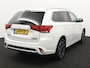 Mitsubishi Outlander 2.0 PHEV Pure stuur en stoel-verw, airco, navi, aklep-autom, lane contr, cruisecont, half leer, arijcam, Apple Carplay/Android Auto, De Mitsubishi Outlander 2.0 PHEV Pure (2018, automaat) is een praktische en comfortabele plug-in hybride SUV die ideaal is voor zowel dagelijkse ritten als langere vakantietochten. Dankzij de
