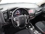 Mitsubishi Outlander 2.0 PHEV Pure stuur en stoel-verw, airco, navi, aklep-autom, lane contr, cruisecont, half leer, arijcam, Apple Carplay/Android Auto, De Mitsubishi Outlander 2.0 PHEV Pure (2018, automaat) is een praktische en comfortabele plug-in hybride SUV die ideaal is voor zowel dagelijkse ritten als langere vakantietochten. Dankzij de