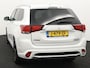 Mitsubishi Outlander 2.0 PHEV Pure stuur en stoel-verw, airco, navi, aklep-autom, lane contr, cruisecont, half leer, arijcam, Apple Carplay/Android Auto, De Mitsubishi Outlander 2.0 PHEV Pure (2018, automaat) is een praktische en comfortabele plug-in hybride SUV die ideaal is voor zowel dagelijkse ritten als langere vakantietochten. Dankzij de