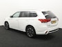 Mitsubishi Outlander 2.0 PHEV Pure stuur en stoel-verw, airco, navi, aklep-autom, lane contr, cruisecont, half leer, arijcam, Apple Carplay/Android Auto, De Mitsubishi Outlander 2.0 PHEV Pure (2018, automaat) is een praktische en comfortabele plug-in hybride SUV die ideaal is voor zowel dagelijkse ritten als langere vakantietochten. Dankzij de