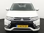Mitsubishi Outlander 2.0 PHEV Pure stuur en stoel-verw, airco, navi, aklep-autom, lane contr, cruisecont, half leer, arijcam, Apple Carplay/Android Auto, De Mitsubishi Outlander 2.0 PHEV Pure (2018, automaat) is een praktische en comfortabele plug-in hybride SUV die ideaal is voor zowel dagelijkse ritten als langere vakantietochten. Dankzij de