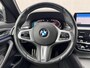 BMW 5-Serie 520i High Exec M - Sport / Elektrische stoelen met geheugenfunctie / Stoelverwarming / Lederen Bekleding /  Apple Carplay & Android Auto / 18" lm. velgen /Camera / Cruise Control / Climate Control /