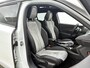 Peugeot e-2008 EV GT 50 kWh 136pk Automaat | Schuif-/Kanteldak | Navigatie | Adaptieve Cruise Control | LED | 18"LMV | Dodehoekdetectie | Keyless Entry/Start |