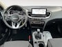 Kia Ceed Sportswagon 1.5 T-GDi DynamicLine | All-Seasonbanden | Apple Carplay / Android Auto | Navigatiesysteem | Parkeersensoren Voor + Achter | Parkeercamera Achter | Licht + Regensensor | Cruise Control | Climate Control | 16"Lichtmetalen velgen