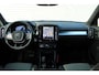Volvo XC40 2.0 B4 Mild Hybrid Plus Dark | All-Season Banden | Trekhaak | Elektrisch Verstelbare Stoelen | Stuurverwarming | Stuurverwarming | Verwarmbare Voorruit | Harman/Kardon Premium Audiosysteem | Keyless Entry & Start | Draadloze Telefoonlader | Adaptieve Cruise Control & Pilot Assist |