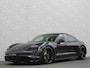 Porsche Taycan 4S Turbo Pakket Performance 84 kWh 490pk | Sport Chrono + | 360 Camera | ACC | Luchtvering | Carbon | 21" | Glasdak | 4WD | Vulkaangrijs | Carplay | Nw.Pr. 147.249,= | NL Auto | SOH Test | Garantie.