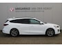 Ford Focus Wagon 1.0-125pk EcoBoost Mild-Hybrid ST-Line. In nieuwstaat ! Slechts 3.850km ! Autm. airco dual, camera, pdc v+a, adaptieve cruise cntrl, side- en lane assist, LED verlichting, stoel-, stuur- en voorraamverw., LM wielen, navigatie, telefoonvoorb. etc.