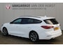 Ford Focus Wagon 1.0-125pk EcoBoost Mild-Hybrid ST-Line. In nieuwstaat ! Slechts 3.850km ! Autm. airco dual, camera, pdc v+a, adaptieve cruise cntrl, side- en lane assist, LED verlichting, stoel-, stuur- en voorraamverw., LM wielen, navigatie, telefoonvoorb. etc.