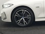 BMW 3-Serie Touring 320e M Sport FACELIFT PHEV 204pk Dealer O.H | Trekhaak Af Fabriek | Adaptive Cruise | Widescreen Navi | Head Up | Alcantara Sportstoelen Verwarmd | Camera & Parkassist | Apple Carplay | Plug In Hybrid