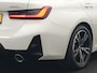 BMW 3-Serie Touring 320e M Sport FACELIFT PHEV 204pk Dealer O.H | Trekhaak Af Fabriek | Adaptive Cruise | Widescreen Navi | Head Up | Alcantara Sportstoelen Verwarmd | Camera & Parkassist | Apple Carplay | Plug In Hybrid