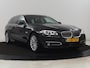 BMW 5-Serie Touring 530d Luxury Line | Adaptive cruise | Head-Up | Leder | Trekhaak | Stoel & stuurverwarming | Camera | Navigatie | Achterbankverwarming | Parkeerhulp | Bluetooth