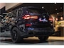 BMW X5 xDrive50e M-Pakket Black Optic, Comfort Seats Individual Leder, Panoramadak Sky Lounge, Head-Up, BMW Live, Harman-Kardon, Driving Assistent, Travel/ Warmte/ Comfort/ Spiegel/ Innovatie/ Ambiente pakket, Lichtmetalen velgen 22''